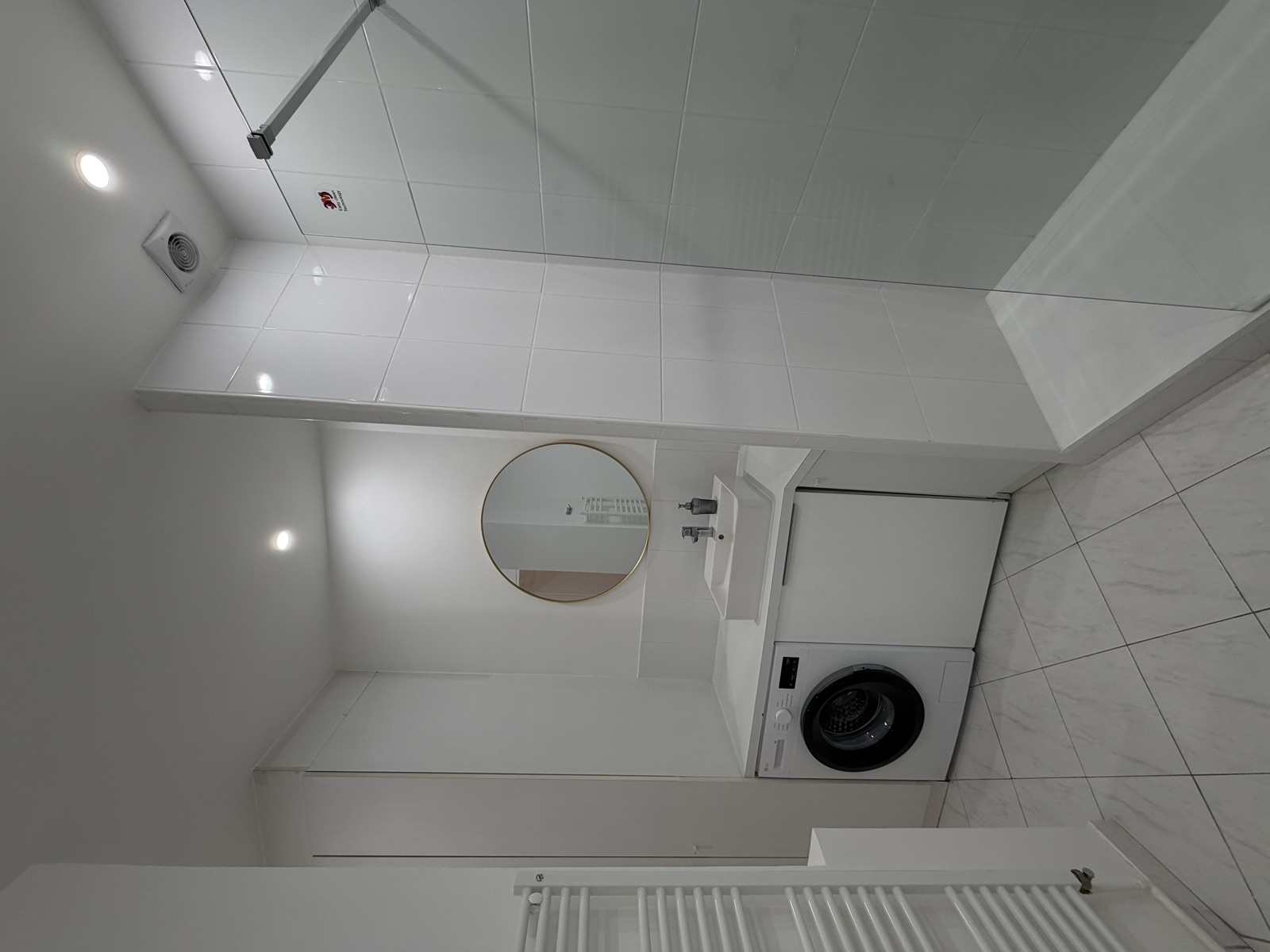 Salle de bain avec lave-linge